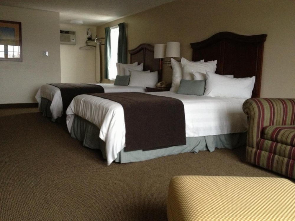 Holiday Hill Inn & Suites Image 11