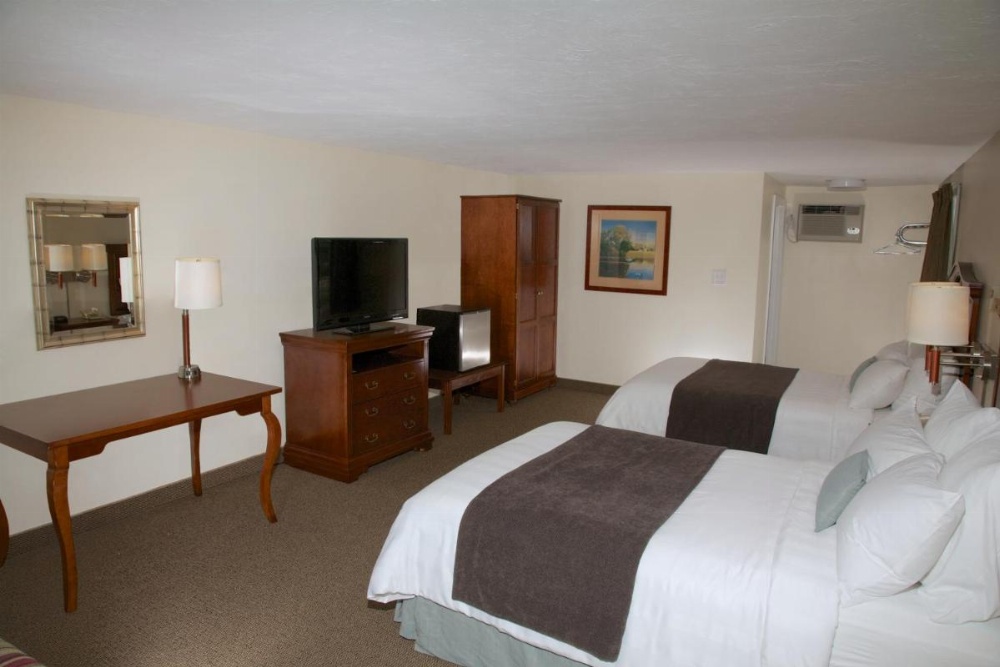 Holiday Hill Inn & Suites Image 12