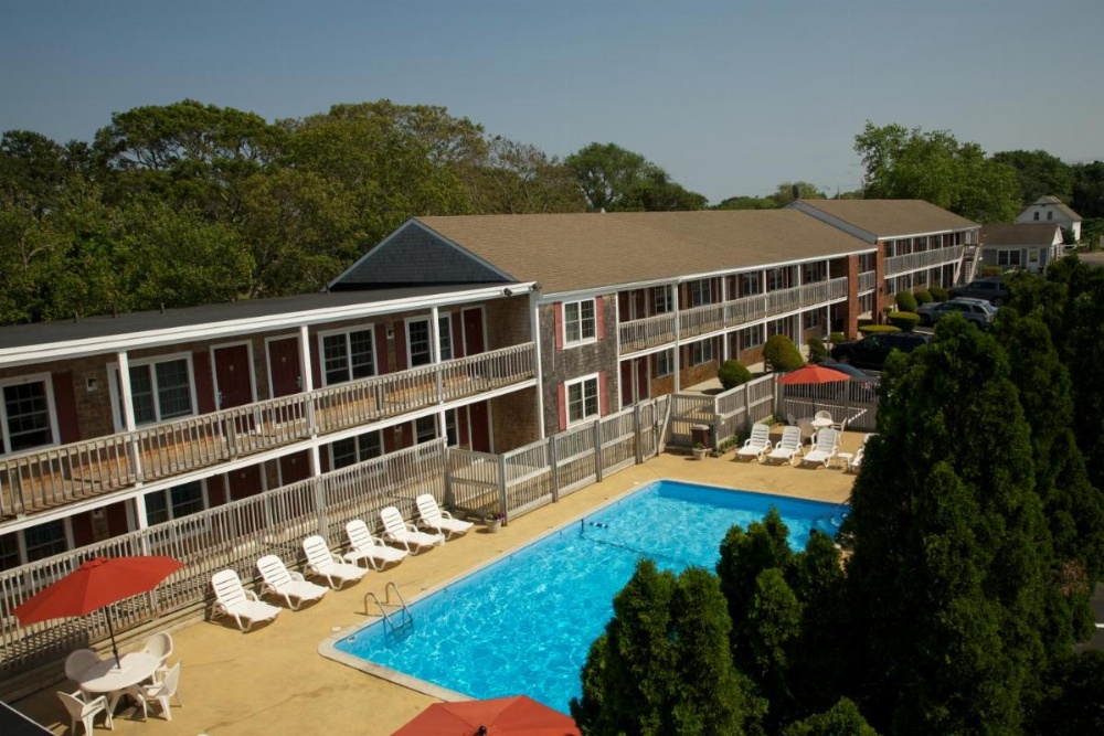 Holiday Hill Inn & Suites Image 14