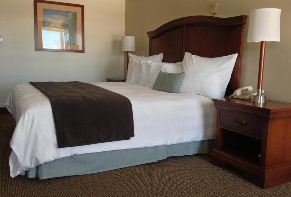 Holiday Hill Inn & Suites Image 16