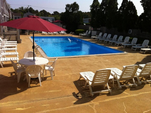 Holiday Hill Inn & Suites image 21