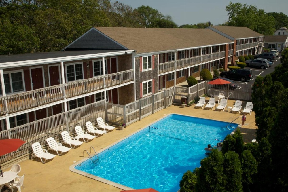 Holiday Hill Inn & Suites Image 28