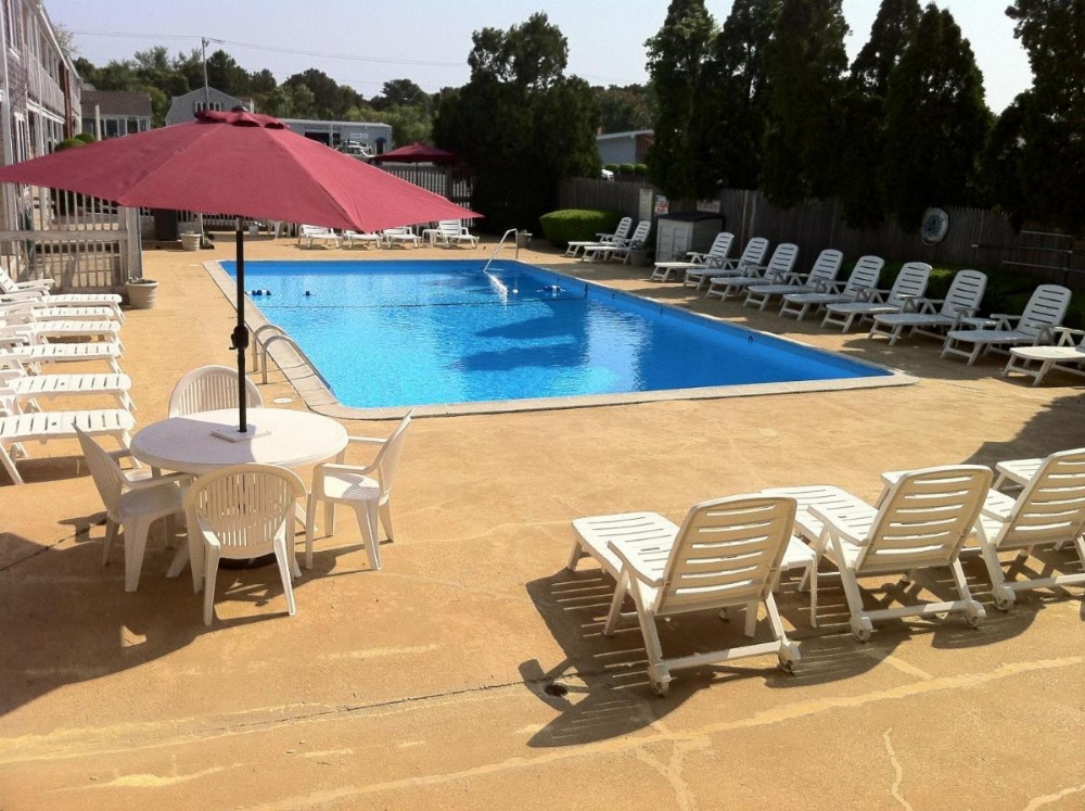 Holiday Hill Inn & Suites Image 34