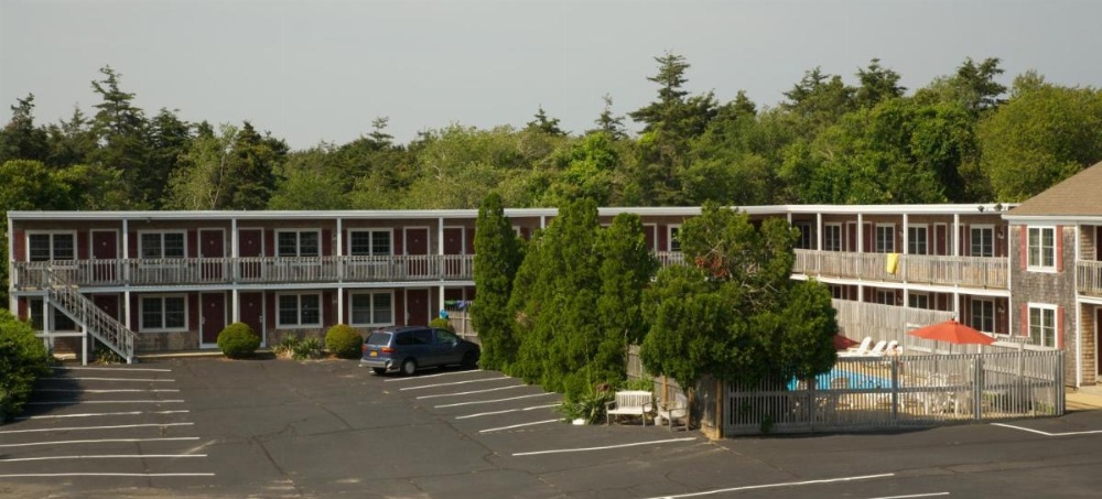 Holiday Hill Inn & Suites Image 37