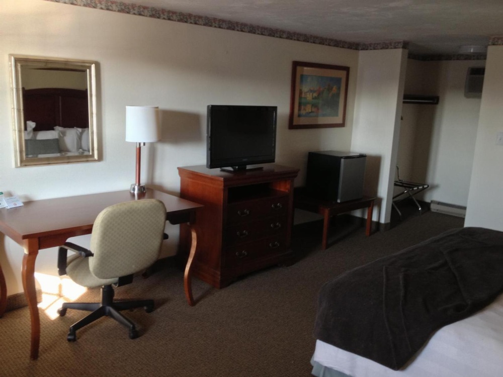 Holiday Hill Inn & Suites