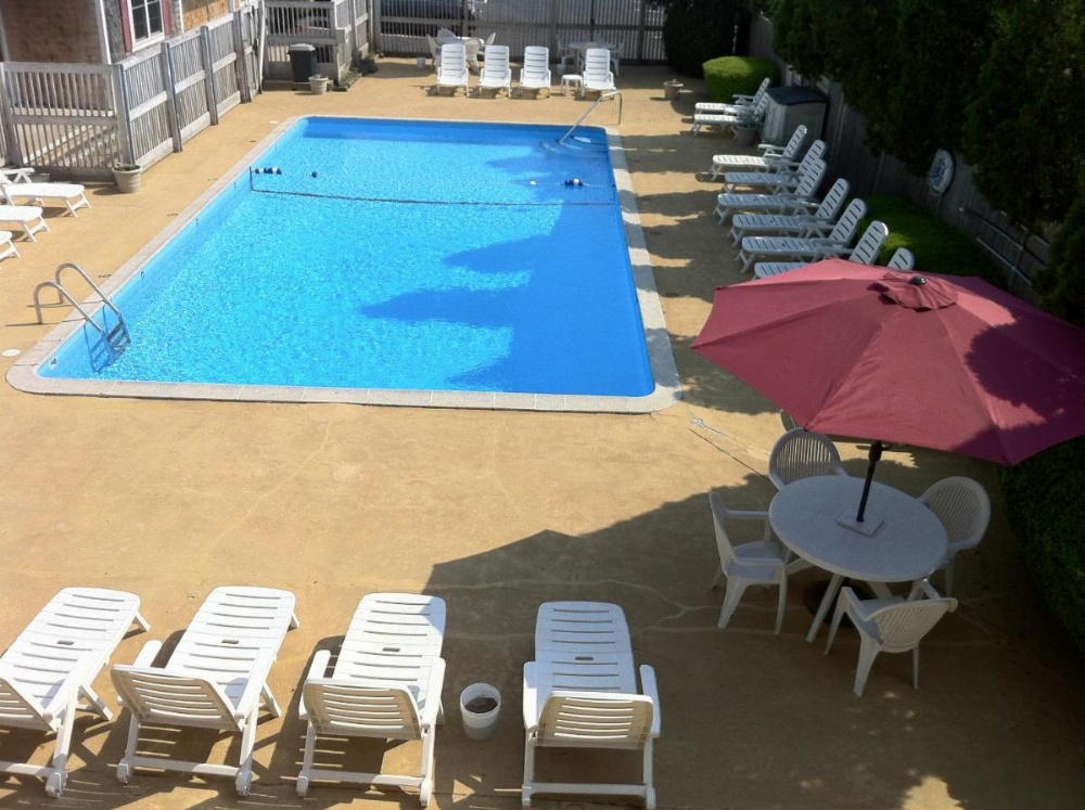 Holiday Hill Inn & Suites Image 41