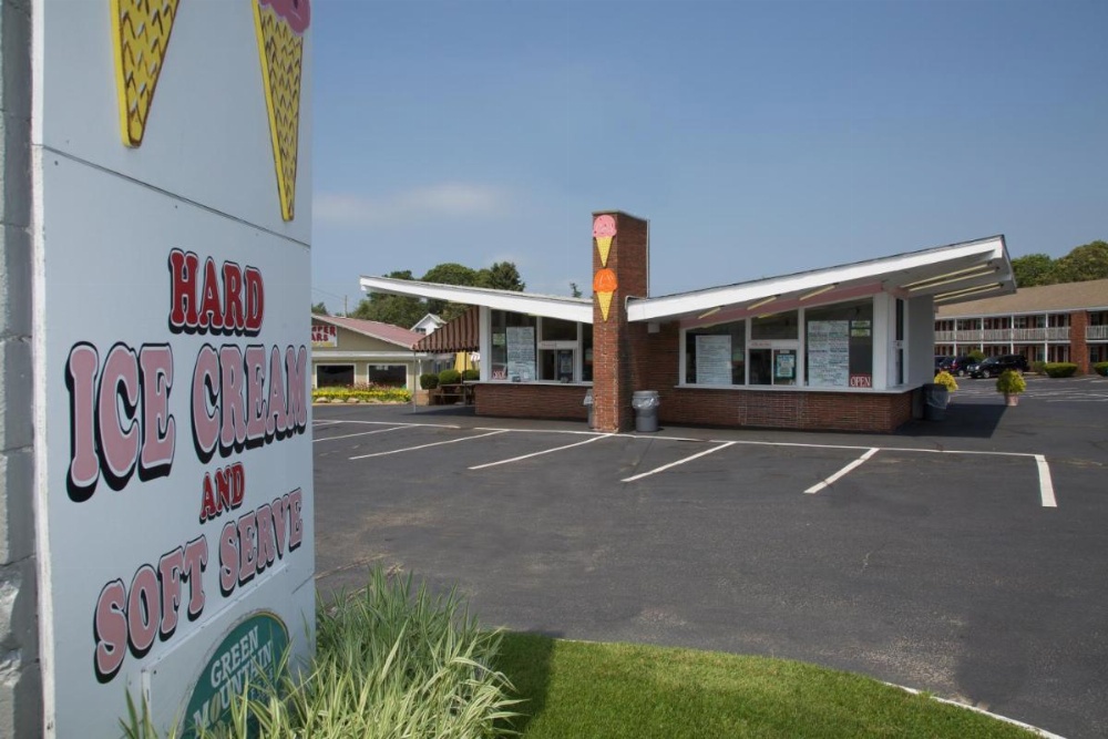 Holiday Hill Inn & Suites Image 45
